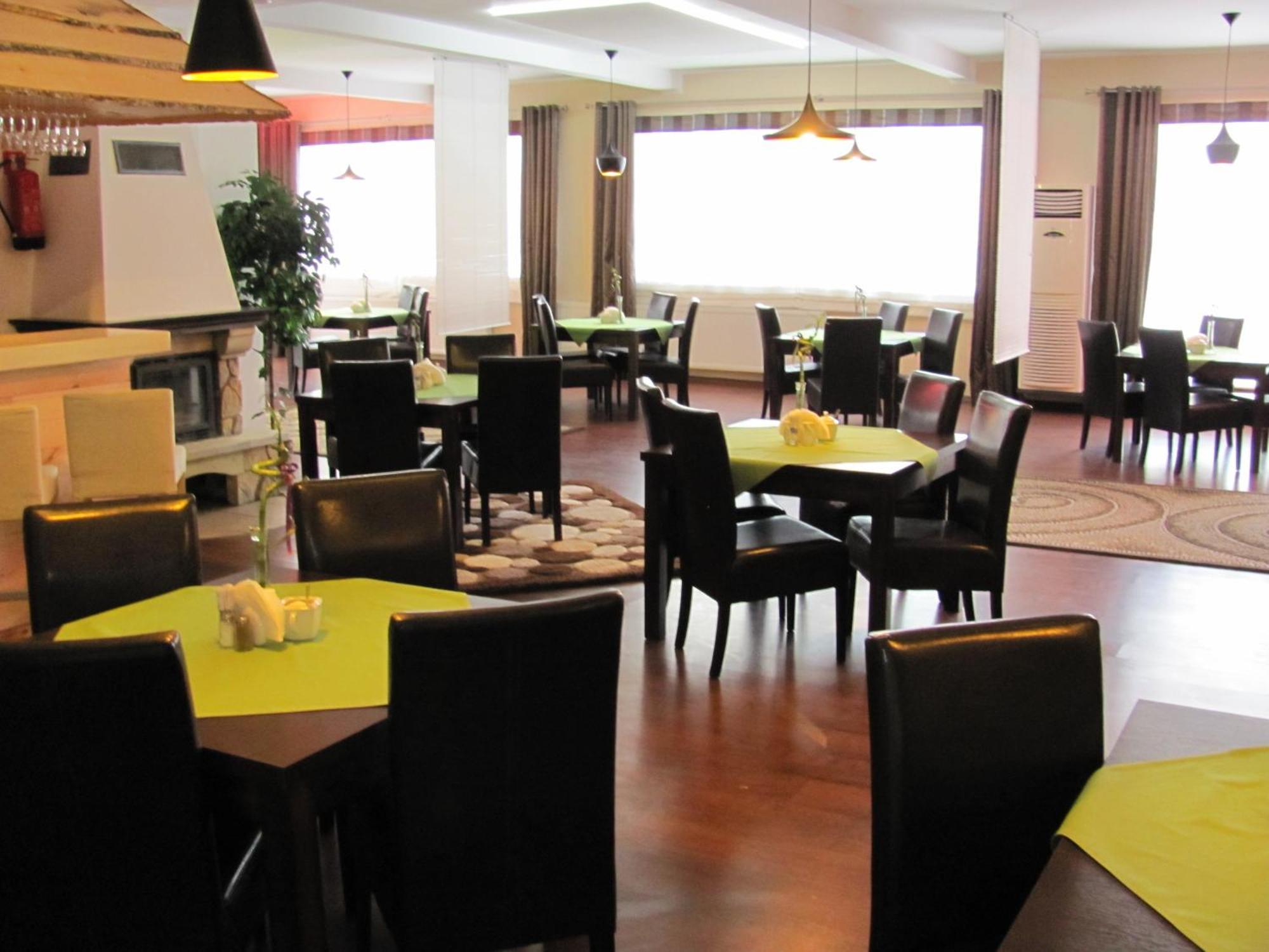 Hotel Gregor Pszczółki Bagian luar foto